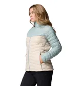 Campera técnica Columbia modelo Powder Pass con tecnología Omni-Shield resistente al agua y aislamiento térmico Thermarator. Presenta un diseño de bloques de color en tonos celeste y beige, con cierre frontal completo, cuello alto con protección para la barbilla y bolsillos laterales con cremallera.