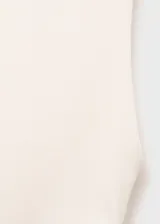 Camiseta sin mangas de cuello perkins, con diseño entallado y detalle de fruncidos laterales.