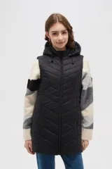 Chaleco largo acolchado color negro, con capucha, cierre frontal y diseño capitoneado en forma de V.