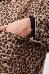Sobrecamisa tipo shacket de pana con estampado animal print de leopardo, corte oversize y diseño relajado con cierre frontal de botones.