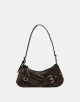 Bolso bandolera marrón con correa de hombro ajustable, cierre superior con cremallera y múltiples hebillas decorativas.