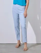 Pantalón largo de gabardina estampada a cuadros en tonos celeste y blanco, marca Zac & Rachel. Tiene bolsillos inclinados en la parte delantera y tajos internos en el ruedo.