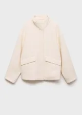 Chaqueta de corte recto confeccionada en mezcla de lana y viscosa, color crema. Presenta cuello alto, cierre frontal con botones ocultos, manga larga y dos bolsillos con solapa en la parte delantera.