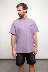 Remera violeta de corte holgado con estampado en el pecho que dice "Focus The Young Community".