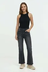 Jean bootcut de tiro medio en color gris oscuro con efecto gastado, corte ajustado en la parte superior y ligeramente acampanado en la parte inferior, con terminación deshilachada en el bajo.