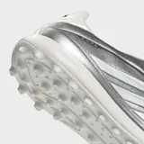 Championes de fútbol Adidas Copa Pure IV League para pasto sintético. Presentan un diseño en color plateado metalizado con las icónicas tres tiras de la marca en blanco. Cuentan con tecnología Fusionfeel para un mejor contacto con el balón, mediasuela de EVA para amortiguación y suela de caucho con tacos diseñados para tracción en superficies sintéticas.