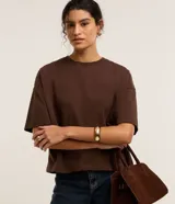 Blusa basica oversize de algodon color marron, con cuello redondo y mangas cortas con sisas desplazadas.