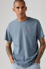 Remera celeste de algodón con cuello redondo y logo de Levi's en el pecho.