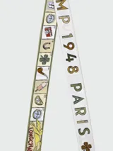 Pañuelo bandana de seda Longchamp con estampado multicolor y logo de la marca.