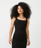 Vestido midi blanco acanalado, de algodón sostenible, con escote cuadrado y tirantes medios.