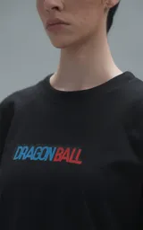 Remera negra de corte oversize con cuello redondo y mangas cortas. Presenta un estampado central de Goku y Goten en sus versiones de Dragon Ball.