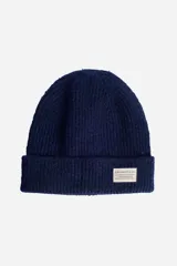 Gorro tipo beanie de punto acanalado en color azul marino, con vuelta en el borde y etiqueta rectangular con logo de la marca Brooksfield.
