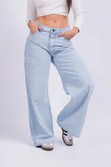 Pantalón de jean celeste claro, de corte wide leg y tiro alto.