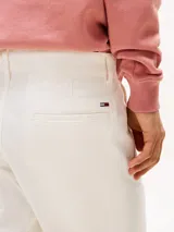 Short chino de corte slim, confeccionado en algodón elástico. Presenta cierre de cremallera con botón, bolsillos laterales ribeteados y parche con logo en la parte trasera.