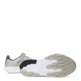Championes de running New Balance modelo Fresh Foam 520, color beige con detalles en azul marino. Presentan capellada de malla transpirable, logo lateral en contraste y entresuela con tecnología Fresh Foam para mayor amortiguación.