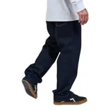 Pantalón de jean Maui and Sons modelo Sidewalk, de corte recto y color azul oscuro. Confeccionado en denim resistente con un toque de elasticidad, presenta costuras reforzadas y un diseño urbano versátil.