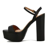 Sandalia de mujer marca Vizzano, color blanco, con plataforma alta y taco ancho. Posee una tira ancha en la parte delantera del pie y una tira fina ajustable con hebilla en el tobillo.