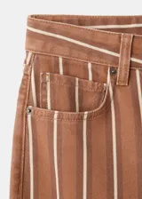 Jeans de corte recto y tiro medio con diseño de rayas verticales en tonos marrón y blanco.