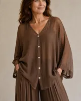 Camisa de gasa color marrón chocolate, con escote en V, cierre frontal con botones y mangas amplias.