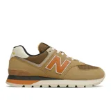 Championes urbanos New Balance modelo 574, color marrón con detalles en beige y naranja, confeccionados en gamuza y malla, con logo "N" característico en los laterales y entresuela ENCAP.
