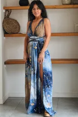 Vestido largo de seda con estampado abstracto en tonos marrones, beige y destellos dorados, con escote en V profundo, tirantes de cuerda anudados al cuello y la cintura, y tajo lateral en la falda.