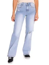 Jeans de corte recto y tiro medio, color celeste claro con efecto lavado. Presenta diseño de cinco bolsillos, cierre frontal con cremallera y botón, y detalles de roturas desgastadas en la pierna izquierda y cadera derecha.