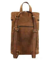 Mochila matera de cuero 100% natural color tostado, de diseño convertible con sistema ajustable para usar como mochila o bolso de hombro. Cuenta con compartimento principal con cierre, asa superior y detalles de la marca grabados en bajorrelieve.