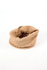 Bufanda cuello tejida color beige, con diseño trenzado.