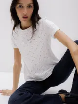 Camiseta blanca de algodón con pequeños calados en forma de flor.