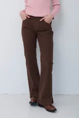 Pantalón tipo jean de corte recto y tiro medio, color burdeos, con costuras a tono y abertura lateral en el ruedo.