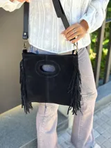 Bandolera negra de cuero con forro interno de tela.