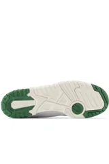 Championes urbanos New Balance modelo 550, color blanco con detalles en verde, confeccionados en cuero, con logo "N" característico en los laterales y suela de goma.