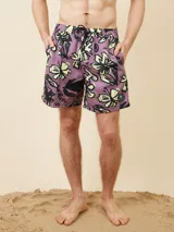 Short de baño color lila con estampado de flores amarillas y negras.