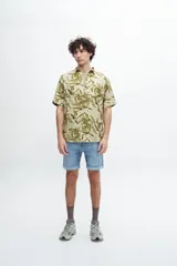 Camisa negra con estampado cachemir en blanco, de manga corta y corte recto.