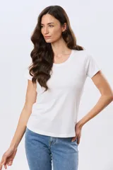 Remera básica de algodón color negro, con cuello redondo y mangas cortas de corte clásico.