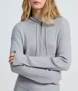 Cardigan gris melange de punto canalé con capucha y cierre frontal de cremallera, mangas largas y corte holgado.