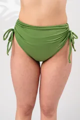 Bombacha de bikini verde oliva, de tiro alto con frunce regulable en los costados.
