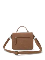 Cartera tipo bandolera Hush Puppies color caramelo, con solapa frontal, asa superior rígida y correa ajustable extraíble. Presenta herrajes metálicos en tono bronce y logo de la marca grabado en el frente.