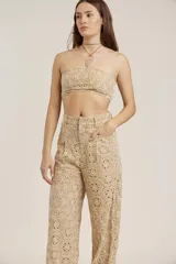 Top strapless color beige con bordado de flores.