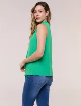 Blusa sin mangas color verde, confeccionada en crepé texturizado, con cuello alto drapeado y torsión central frontal.