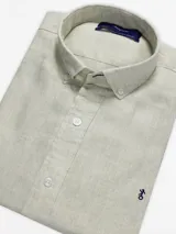 Camisa de hombre azul marino de lino con cuello abotonado y logo bordado en el pecho.
