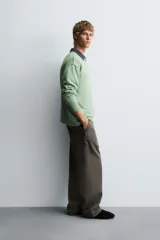 Jersey de corte relajado confeccionado en tejido de algodón. Presenta cuello redondo, manga larga y acabados en rib con vuelta. Destaca por sus costuras con efecto revés.