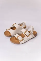 Sandalias de cuero sintético color blanco, con dos tiras superiores anchas con hebillas metálicas doradas, tira trasera ajustable y plantilla anatómica en tono camel.