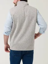 Chaleco de hombre con exterior tejido jaspeado e interior de micropolar. Cuenta con cierre frontal completo, cuello alto y tres bolsillos frontales con cierre.