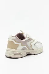 Zapatillas urbanas blancas con detalles plateados, de estilo chunky.