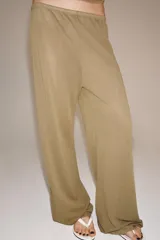 Pantalón de pierna recta color tostado, con tiro medio y cintura elástica. Confeccionado en hilatura con mezcla de viscosa.