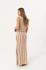 Falda larga tejida a rayas verticales color beige y blanco, con pretina elástica y tajos laterales.