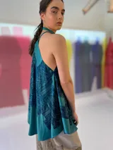 Musculosa de seda color verde azulado con estampado abstracto en azul marino. Diseño desestructurado con ajuste al cuello.