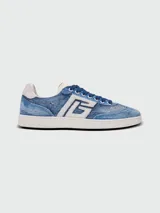 Championes Balmain modelo Swan, confeccionados en denim con efecto desgastado. Presentan el logo de la marca en el lateral en color blanco, cordones azules y suela de goma blanca.