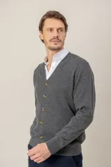 Cardigan de lana merino en color azul marino, con escote en V, cierre frontal con botones y dos bolsillos delanteros.